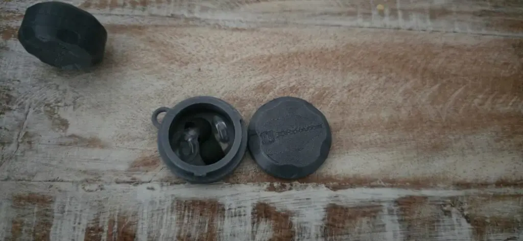 Rond bewaardoosje met afneembaar deksel en kleine voorwerpen